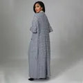 Achteraanzicht van een lange grijze kabelgebreide cardigan met handige zijzakken - S / Tops / Grijs