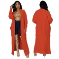 Lange oranje kabelgebreide cardigan met zakken, voor- en achteraanzicht in studio - S / Tops / Roestvrij Rood