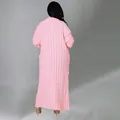 Achteraanzicht van een modieus lang roze vest met een dikke winterse kabeltextuur - S / Tops / Roze