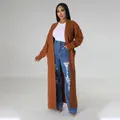 Volledige studio-opname van een lange karamelkleurige grofgebreide maxi-vest met zakken - S / Tops / Bruin