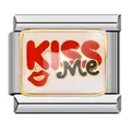 Détail d'un charme italien avec texte 'KISS ME' et motif de lèvres en émail rouge. - Style Lèvres Rouges KISS Me (ICJ542)