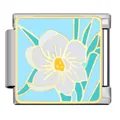 Détail macro du design floral en émail sur un charme modulaire en acier doré à l'or fin - Fond Bleu Ciel Blanc Floral (ICJ363-1)