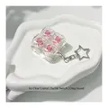 Gros plan sur un joli porte-clés anti-stress avec testeur de touches rose rose - Bouquet de Berlin (Son Tactile)