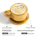 Elegante colgante de taza de café latte con corazón dorado para joyería DIY - Estilo Taza de Café con Corazón (PJ94004A) / 11.4x7.43mm / Dorado con Blanco