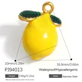Colgante de limón amarillo esmaltado en acero inoxidable con detalle hoja realista - Estilo Fruta Limón (PJ94013) / 16.8x10mm / Amarillo Con Verde