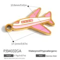 Colgante de avión de esmalte rosa y blanco en acero inoxidable con medidas de talla - Estilo Avión con Borde Dorado en Rosa y Blanco (PJ94032GA) / 17.1x10.6mm