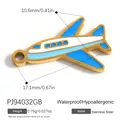 Colgante de avión en esmalte azul de acero inoxidable de alta calidad para joyas DIY - Estilo Avión con Borde Dorado en Azul y Blanco (PJ94032GB) / 17.1x10.6mm