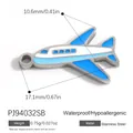 Colgante de avión de acero inoxidable esmaltado azul y blanco para dije de joyería - Estilo Avión con Borde Plateado en Azul y Blanco (PJ94032SB) / 17.1x10.6mm