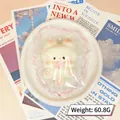 Vue détaillée d'un jouet squishy chat en silicone blanc pesant 60,8 g avec étiquette - Chat calicot / Chat Calico - Rose