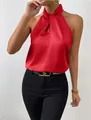 Elegante canotta a lupetto in raso rosso da donna con una finitura setosa e liscia - Rosso