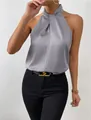 Elegante camicetta senza maniche in raso grigio con scollo all'americana da donna - Grigio