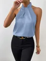 Elegante top smanicato in raso azzurro con scollo all'americana e dettaglio intrecciato - Azzurro