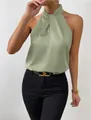 Elegante top smanicato in raso verde salvia con scollo all'americana e nodo chic - Verde chiaro