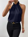 Elegante top smanicato in raso blu navy con scollo all'americana e finitura seta - Blu scuro