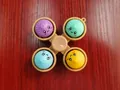 Λεπτομέρεια ενός fidget spinner με πολύχρωμα μαλακά ψωμάκια emoji για το άγχος - Με φώτα / Σβούρα Emoji με 4 Κουμπιά