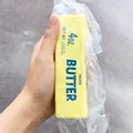 Vista ravvicinata di un realistico giocattolo squishy a rimbalzo lento a forma di burro - Stile Panetto di Burro (HL260309-Butter Stick Squishy) / 1 Pezzo