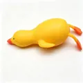 Detalle de primer plano de un gran juguete squishy de pato amarillo para el estrés - Extra grande / Amarillo