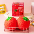 Due grandi giocattoli antistress a forma di fragola rossa in un cesto con confezione. - Fragola Grande (1 Pezzo) / 1 Pezzo