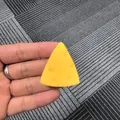 Giocattolo antistress a forma di formaggio giallo triangolare tenuto in mano - Forma Triangolare Piena (Formaggio) / 1 Pezzo / Giallo