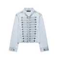 Vista detallada de una chaqueta vaquera azul claro con doble botonadura militar - XS / Tops / Azul claro