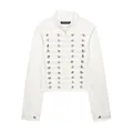 Vista detallada de una chaqueta vaquera blanca de estilo militar con botones plateados - XS / Tops / Blanco