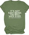 T-shirt verde da donna a girocollo con stampa 'Best Wife Ever' in stile casual chic - Taglia S / Verde Oliva (Carattere Bianco)