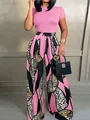 Vue détaillée d'un haut rose à manches courtes avec un pantalon large imprimé léopard - Rose