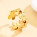 Eleganter vergoldeter Edelstahlring im Blumendesign mit strahlend roten Schmuckstein-Zentren. - Rote Straßblume (J03329B) / Gold