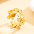 Eleganter vergoldeter Edelstahlblumenring mit funkelnden Zirkonia-Details in der Mitte - Transparente Straßblume (J03329B) / Gold