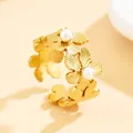Vergoldeter Edelstahlring mit Blumen und Perlen in offenem, verstellbarem Design - Blume mit künstlicher Perle (J03329B) / Gold