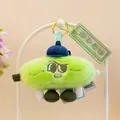 Primer plano de un lindo llavero de peluche de fruta verde con gorro azul y etiqueta bordada - Aprox 10cm / Estilo Alegría en la Amargura (Melón Amargo) / Verde claro