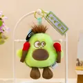 Vista macro detallada de un lindo llavero de aguacate de peluche verde con guantes de boxeo. - Aprox 10cm / Estilo Espíritu Fuerte (Aguacate) / Verde oscuro