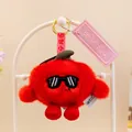 Vista detallada de un simpático llavero de peluche rojo con gafas de sol negras - Aprox 10cm / Estilo Rechazar Ansiedad (Pimiento) / Verde