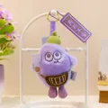 Primer plano de un llavero de berenjena de peluche morado con gorro y riñonera mini. - Estilo Berenjena / 10cm