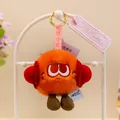 Primer plano de un adorable colgante de peluche naranja en un soporte blanco - Estilo de Monstruo Naranja / 10cm
