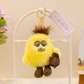 Primer plano de un lindo llavero de peluche amarillo con una expresión cansada única - Mango (Ocio) / Amarillo / Aprox 10cm