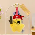 Primer plano de un lindo llavero de peluche de fruta pirata amarilla con etiquetas - Jengibre (Conquistador) / Amarillo / Aprox 10cm