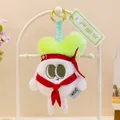 Detalle de un lindo llavero de peluche blanco con hojas verdes y bufanda roja. - Cebolleta (Ascendente) / Blanco / Aprox 10cm