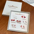 Set regalo di 7 orecchini a lobo con cuori e animali carini in una scatola bianca - Stile Cucciolo Mela Rossa (CK90)