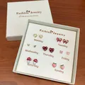 Set di sette paia di piccoli orecchini carini per ragazze in una scatola regalo bianca - Stile Fungo Fragola (CK93)