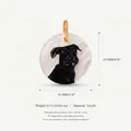 Ronde witte acryl hanger met bedrukt zwart hondenportret en een gouden metalen ring - Hond Hanger / Zwarte Hond (Nr. 1)