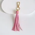 Detailansicht eines 10 cm langen pinkfarbenen Lederquasten-Schlüsselanhängers. - Quasten-Stil / 10cm / Rosa
