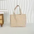Vue de face du grand sac cabas en toile vichy marron et blanc avec un design minimaliste - Grand Carreaux Khaki