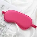 Masque de sommeil en satin de soie fuchsia élégant sur tissu de soie blanc et perles - Style occultant / Rose rouge