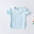 Hellblaues Mädchen-Sommer-T-Shirt mit elegantem weißem Spitzenkragen-Detail - 80cm / Oberteile / Blau