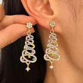 Orecchini festivi a forma di albero di Natale con strass colorati e dettaglio stella d'oro. - Oro