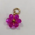 Kleiner facettierter Anhänger in rosa Kristallblumenform mit goldenem Edelstahlring - 10er Pack / Fuchsia