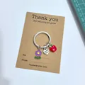 Porte-clés Merci Enseignant avec Breloques Cœur Pomme Fleur et Carte Cadeau - Grande Carte + Sac OPP / Violet