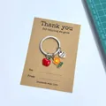 Porte-clés de remerciement avec breloques pomme et fleur sur carte cadeau - Grande Carte + Sac OPP / Orange