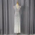 Détail d'une robe longue sans manches à col en V avec rayures verticales dégradées sur mannequin - S / Robes